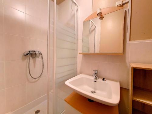 une salle de bain avec un lavabo et une douche dans l'établissement Duplex lumineux au pied des pistes avec balcon, parking gratuit et animaux acceptés - FR-1-344-1071, aux Menuires