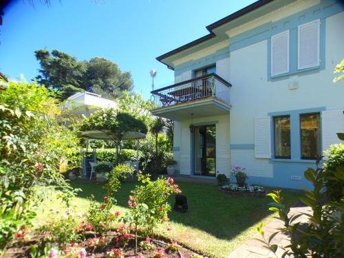 widok na dom z ogrodu w obiekcie Villetta Trieste-Flexrent Abissinia w mieście Riccione