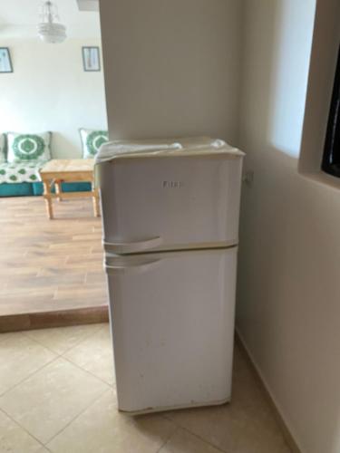 - un réfrigérateur blanc dans l'angle de la chambre dans l'établissement Imsouanegreenwave, à Imsouane
