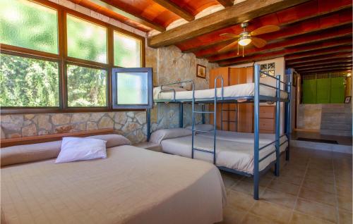 Ce lit se trouve dans un dortoir doté de 2 lits superposés et de fenêtres. dans l'établissement Nice Home In Mula With Outdoor Swimming Pool, Wifi And 5 Bedrooms, à Mula