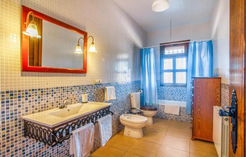 La salle de bains est pourvue d'une baignoire, de toilettes et d'un lavabo. dans l'établissement Nice Home In Mula With Outdoor Swimming Pool, Wifi And 5 Bedrooms, à Mula