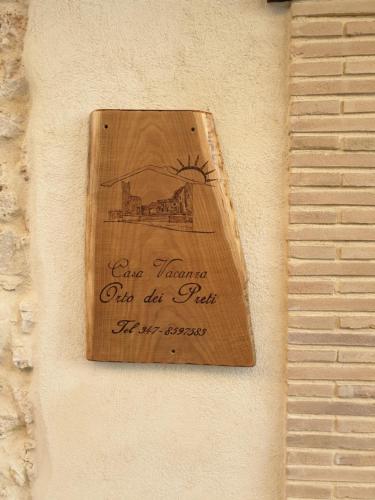 drewniany znak na ścianie w obiekcie Casa Vacanza Orto dei Preti w mieście Collepardo