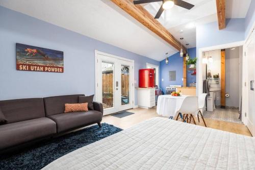 Una sala de estar con un sofá y una cocina. en Adorable & Pet Friendly-Close to U and Downtown!, en Salt Lake City