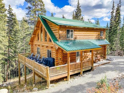 Spacious Creekside Log Cabin with Three Separate Living Spaces, Game Room - Godsend Lodge