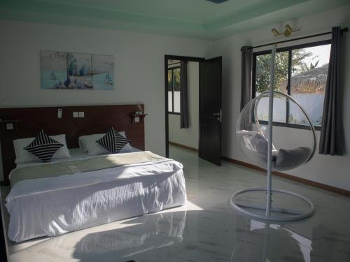 Postel nebo postele na pokoji v ubytování Clouds Beach Retreat Laamu Gan
