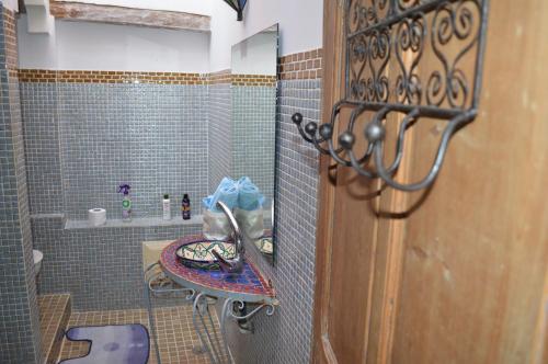 La salle de bains est pourvue d'un lavabo, de toilettes et d'une douche. dans l'établissement Riad Kasbah, à Rabat