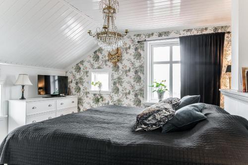 a bedroom with a bed and a chandelier at Villa 25min från Jönköping, panorama utsikt in Habo