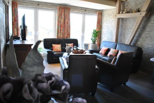 a living room with two couches and a table at B&B Oase in Braunlauf