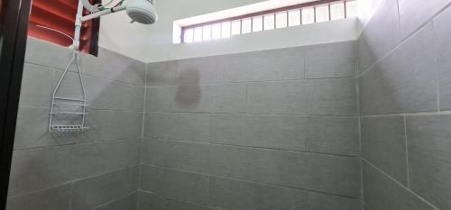 a bathroom with a shower with gray tiles at Sleep&Go! Apartamento 2 habitaciones 4 personas Siquirres centro in Siquirres