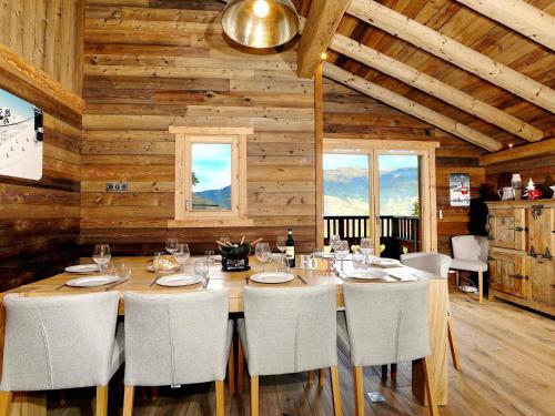 une salle à manger avec une table et des chaises dans une cabine dans l'établissement Chalet raffiné à La Tania, Courchevel - 10/12 pers, spa, sauna, billard, ski-in/ski-out - FR-1-575-20, à Courchevel