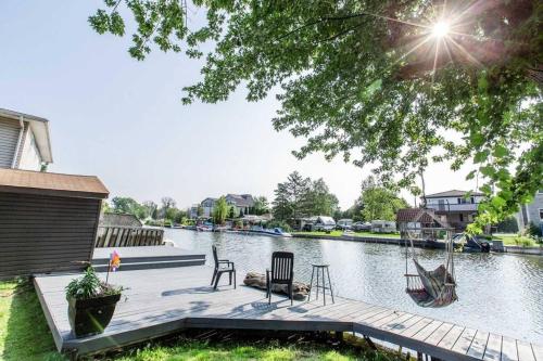 Cheerful 2BR-2Bath Cottage by the Lake Parking