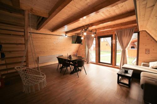 ein Wohnzimmer mit einer Hängematte in einer Hütte in der Unterkunft Finașii in Albac