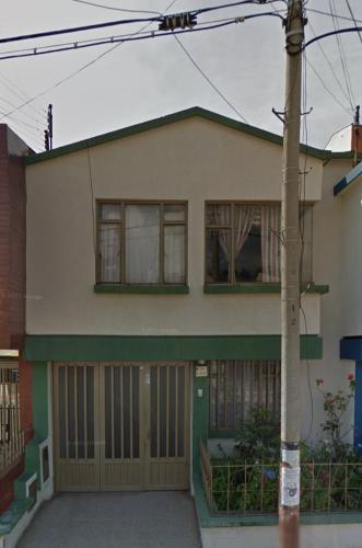 a house with a green door and windows at CASA FAMILIAR CENTRICA in Duitama