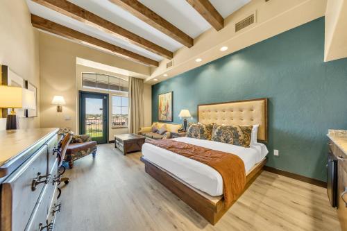 ein Schlafzimmer mit einem großen Bett und einer blauen Wand in der Unterkunft The Murieta Inn and Spa in Rancho Murieta