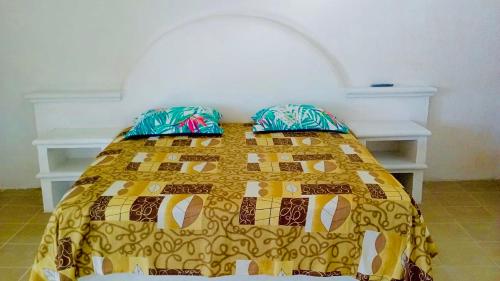 Ένα ή περισσότερα κρεβάτια σε δωμάτιο στο Estudio con terraza y vista lago SUEÑOS DE ARENA