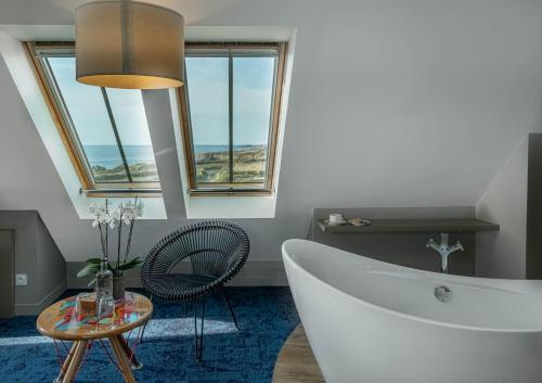 Koupelna v ubytování Hostellerie de la Pointe Saint-Mathieu - SPA & Restaurant