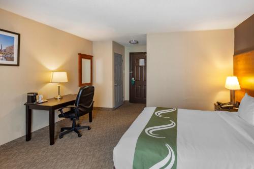 Postel nebo postele na pokoji v ubytování Quality Inn Toronto Airport