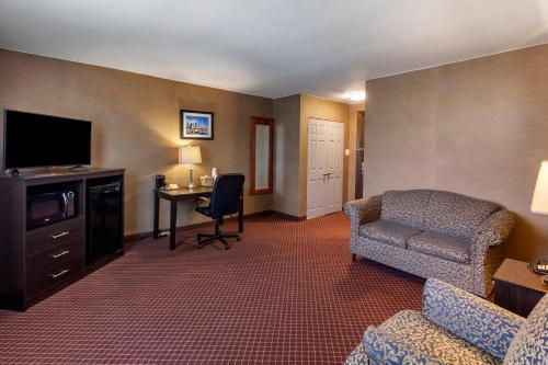 TV a/nebo společenská místnost v ubytování Quality Inn Toronto Airport