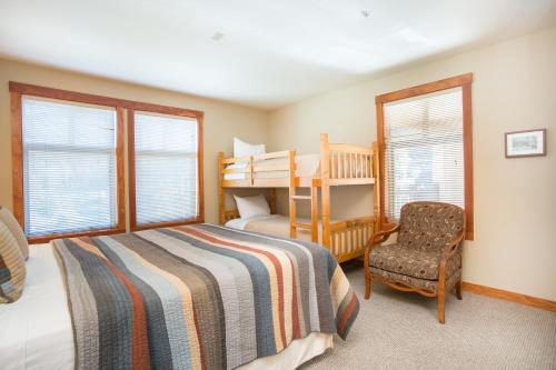 1 dormitorio con litera y silla en 1202 - Two Bedroom Standard Eagle Springs West condo en Solitude