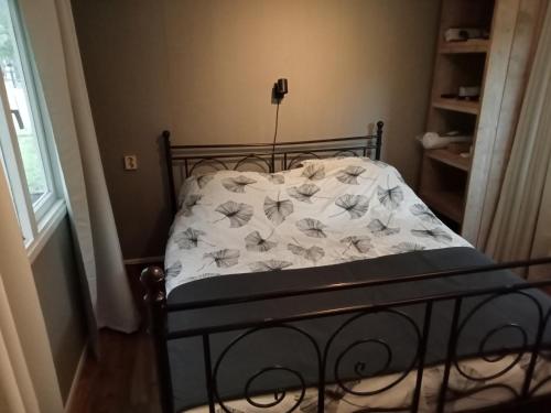 sypialnia z łóżkiem z narzutą kwiatową w obiekcie Het Zwarte Paard w mieście Gameren