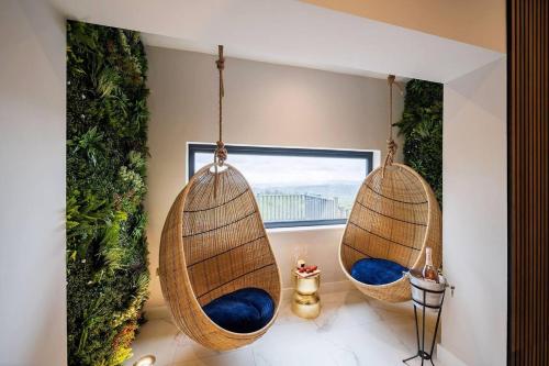 Posezení v ubytování Clwyd Gate Manor Pool Sauna HotTub Cave Wales