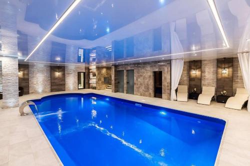 Bazén v ubytování Clwyd Gate Manor Pool Sauna HotTub Cave Wales nebo v jeho okolí