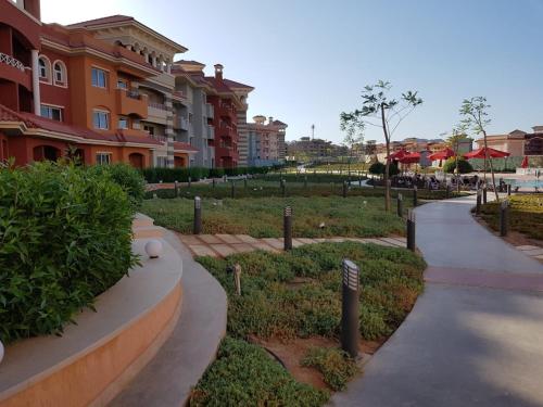 przejście w parku obok niektórych budynków w obiekcie Duplex apartment in Porto Sharm El skeikh w Szarm el-Szejk