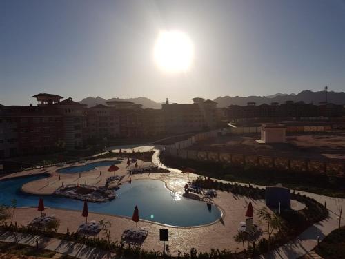 widok na basen ze słońcem w tle w obiekcie Duplex apartment in Porto Sharm El skeikh w Szarm el-Szejk
