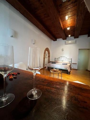 due bicchieri da vino seduti su un tavolo in una stanza di Il Grappolo d’Alba ad Alba