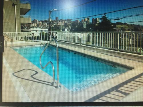 a swimming pool on top of a building at Reñaca, hermosa vista al mar in Viña del Mar