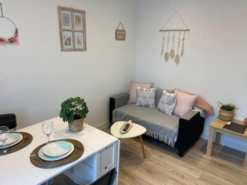 un salon avec un canapé et une table dans l'établissement L'évasion en B, à Abbeville