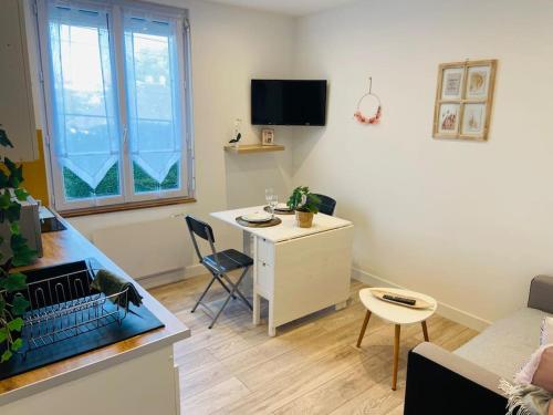 Elle comprend un petit salon doté d'un bureau et d'un canapé. dans l'établissement L'évasion en B, à Abbeville