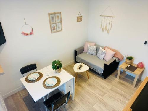 un salon avec un canapé et une table dans l'établissement L'évasion en B, à Abbeville