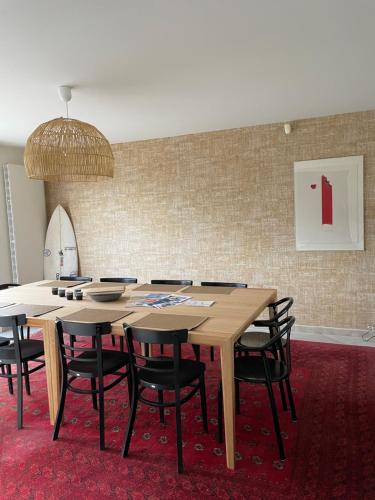 une salle à manger avec une table et des chaises en bois dans l'établissement Villa site des 2 caps, Accès direct à la plage, à Sangatte