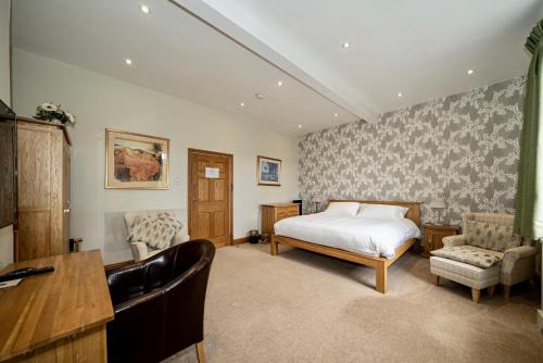 Schlafzimmer mit einem Bett, einem Schreibtisch und einem Stuhl in der Unterkunft Serviced Apartments Macclesfield in Macclesfield