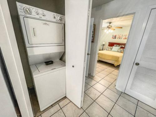 cocina con lavadora y secadora en una habitación en Comal River Condo 373 en New Braunfels