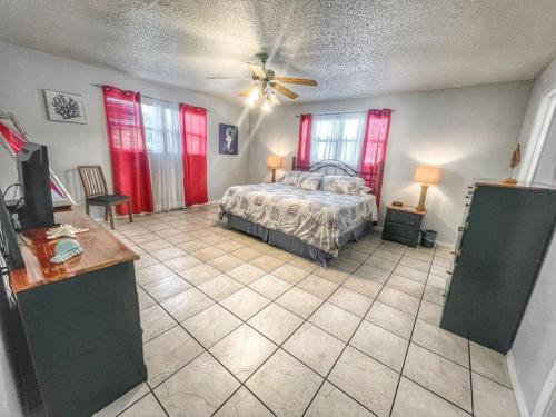 Un dormitorio con una cama y un ventilador de techo. en Comal River Condo 373, en New Braunfels