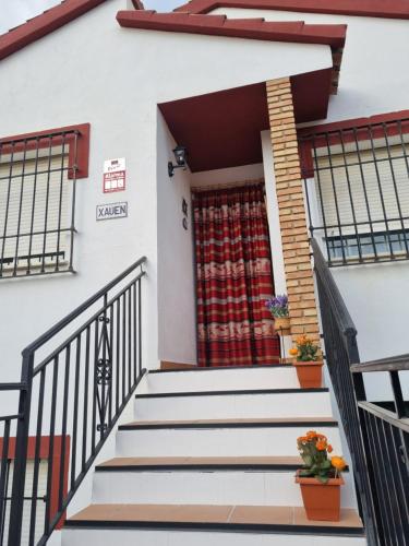een huis met een trap naar de voordeur bij Casa Rural Xauen in Belicena