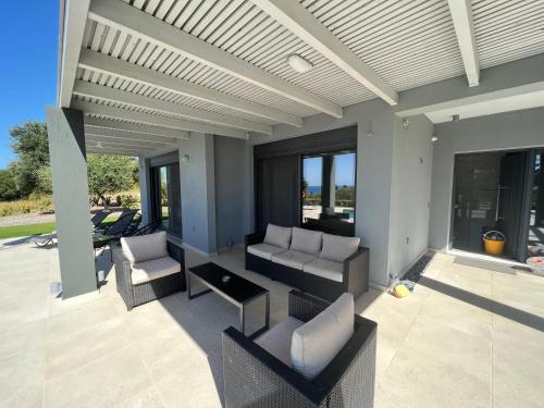 Χώρος καθιστικού στο Avithos Blue Villas
