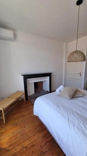 - une chambre avec un lit blanc et une cheminée dans l'établissement The Cosy Penthouse Corté by 1722, à Corte