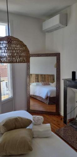 une chambre avec un lit et un grand miroir dans l'établissement The Cosy Penthouse Corté by 1722, à Corte