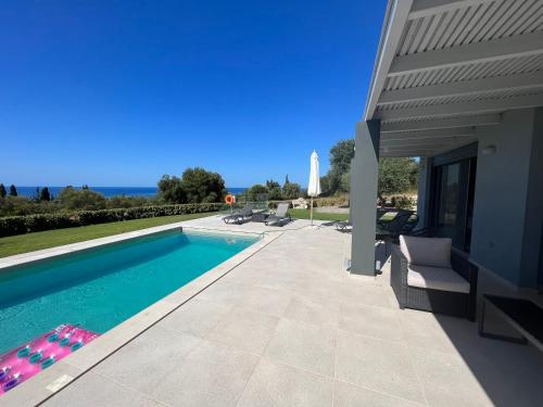 een villa met een zwembad en een huis bij Avithos Blue Villas in Svoronata