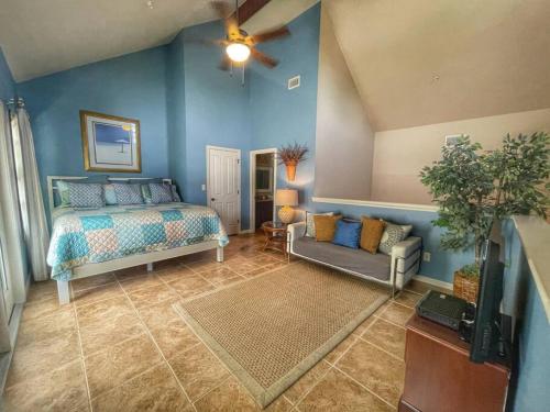 a bedroom with a bed and a couch at Long Weekend in New Braunfels