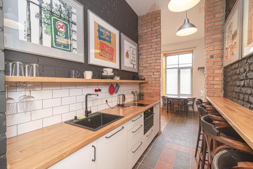 Foto Modern Vilnius Old Town apartment with free parking 4