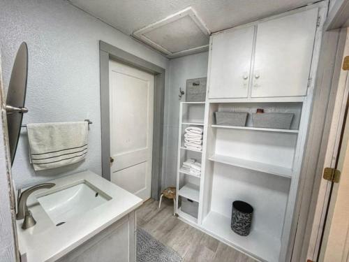mała łazienka z umywalką i toaletą w obiekcie River Bungalow Available for Monthly Rentals w mieście New Braunfels