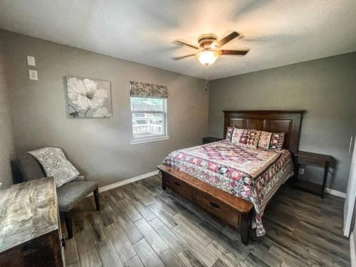 um quarto com uma cama e uma ventoinha de tecto em The Retreat at Oak Acres Guest House em New Braunfels