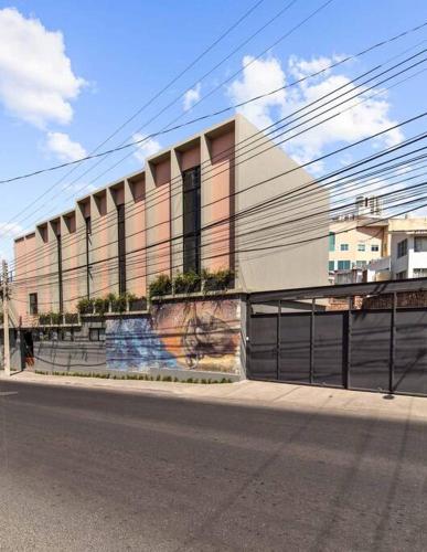 un edificio con graffiti al lado de una calle en +MS +Cómoda Suite +Hércules 4, en Laborcillas