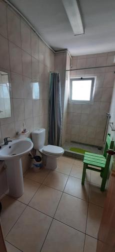サンタ・マリアにあるAH Xamedu Sal Hostelのバスルーム(洗面台、トイレ付)、窓が備わります。