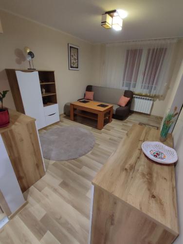 ein Wohnzimmer mit einem Sofa und einem Tisch in der Unterkunft Klimatyczne mieszkanie in Hajnówka