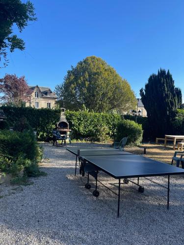 - une table de ping-pong au milieu d'un parc dans l'établissement Le Chalet du RDC, à Bagnoles-de-l'Orne